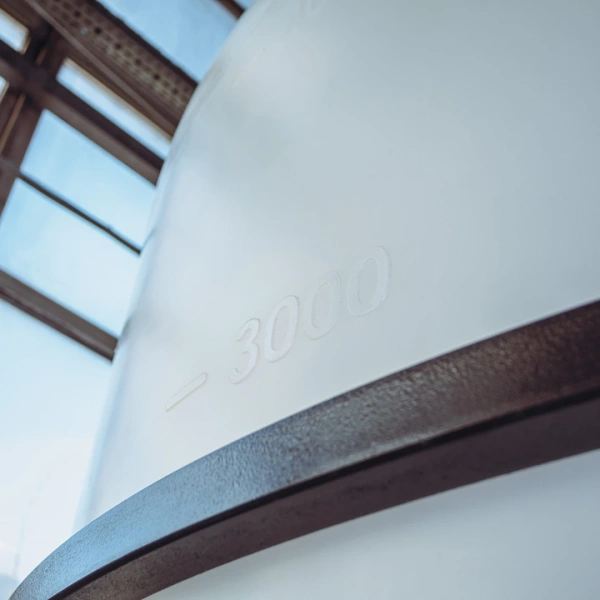 Емкость ЦКТ 5000 л с патрубком 110мм с фланцем в обрешетке с лестницей 