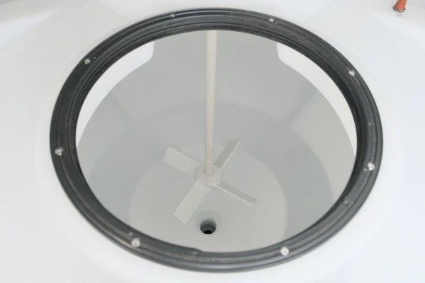 Емкость ЦКТ 3000 л с патрубком 90мм под плотность до 1,5 г/см³ белая в обрешетке с лестницей