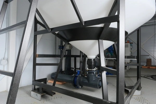 Емкость ЦКТ 3000 л с патрубком 110мм под плотность до 1,2 г/см³ белая в обрешетке с лестницей