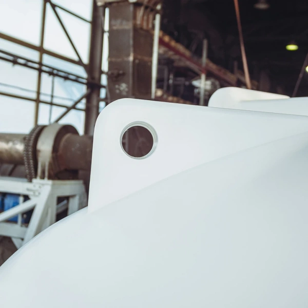 Емкость ЦКТ 5000 л с патрубком 90мм с фланцем белая в обрешетке с лестницей